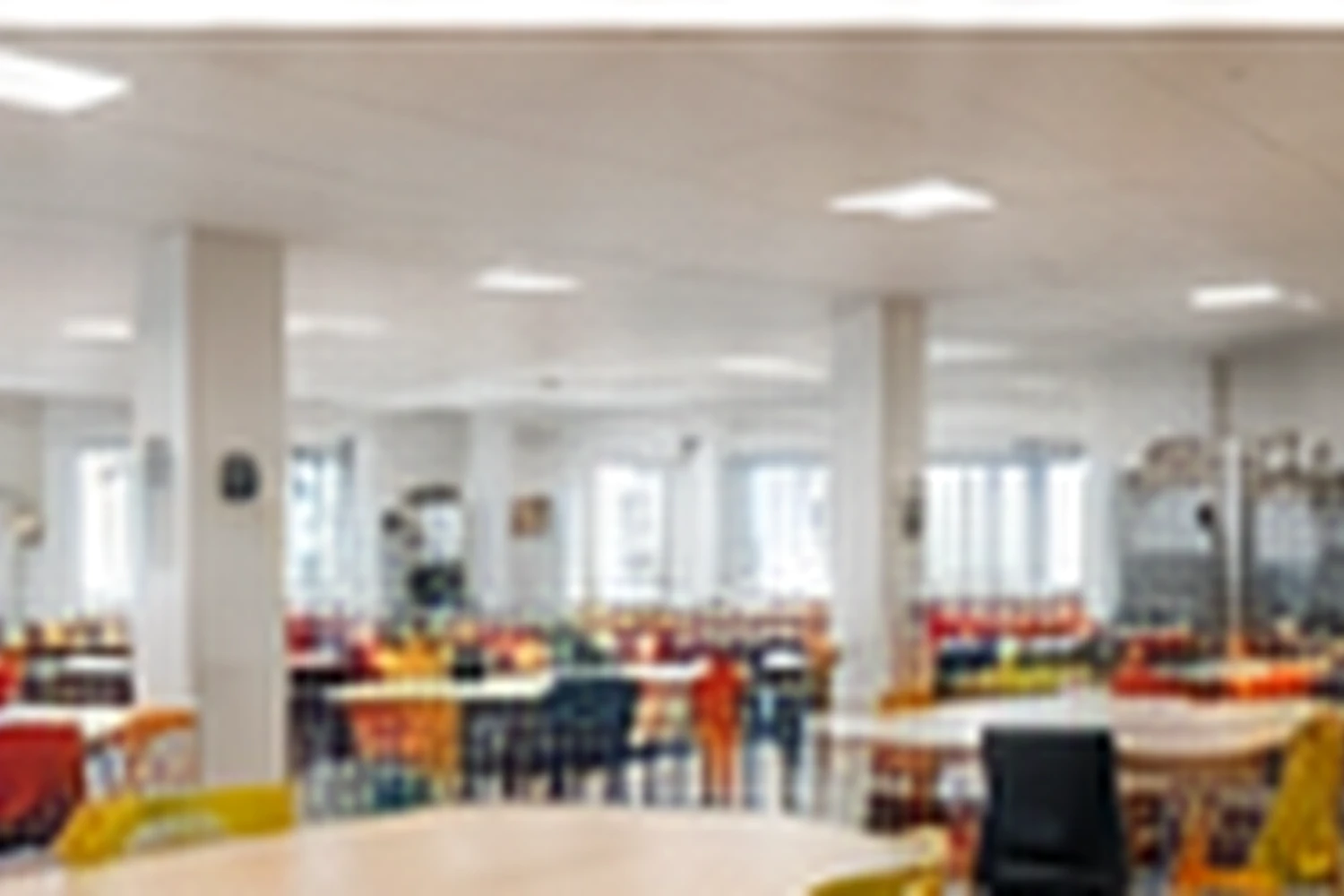 Réfectoire moderne d’une collectivité avec ligne de service
