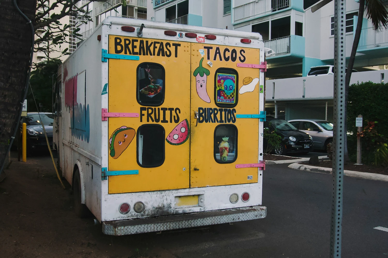 Food truck aménagé pour la distribution et le service