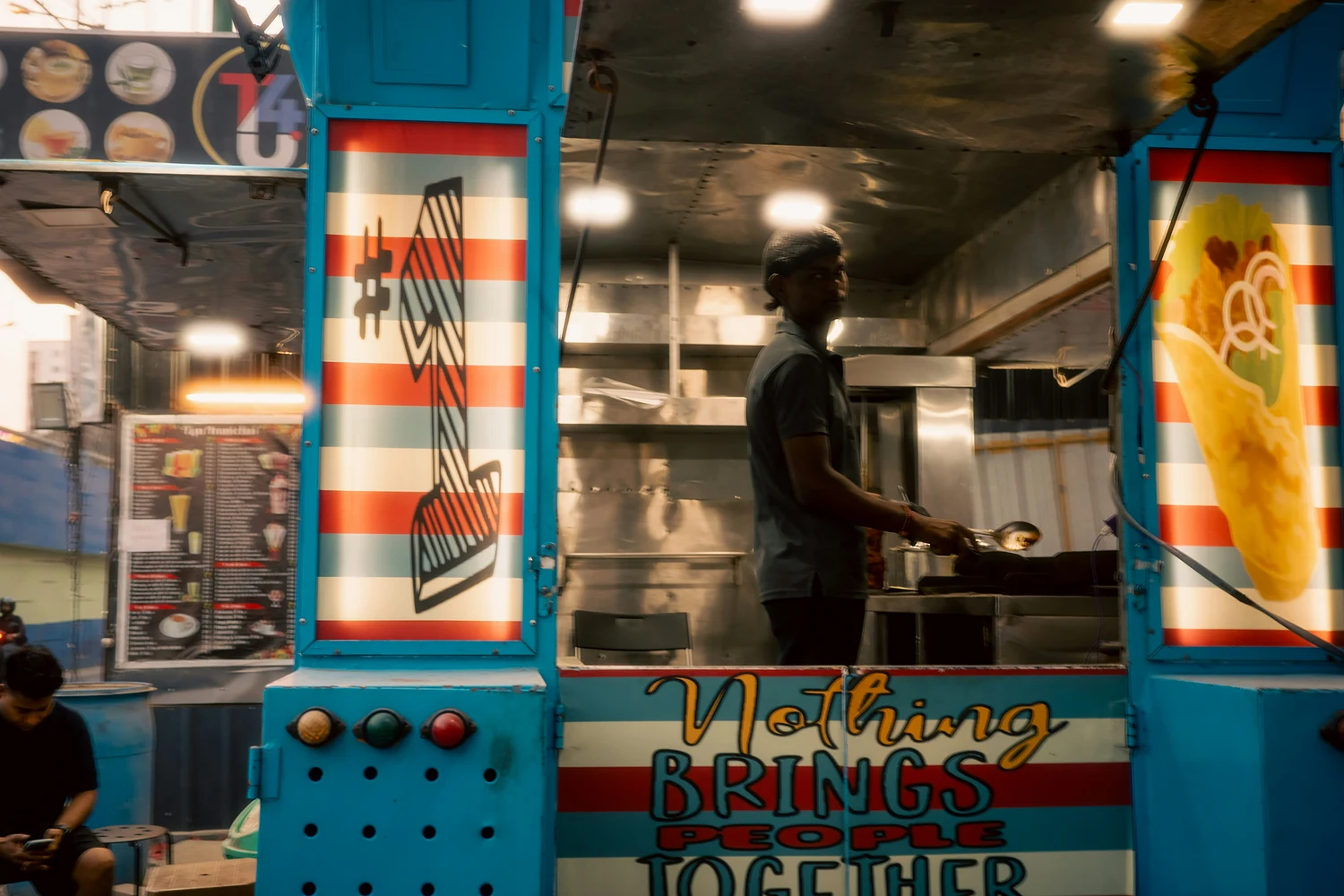 Food truck professionnel équipé pour la préparation et le service de street food