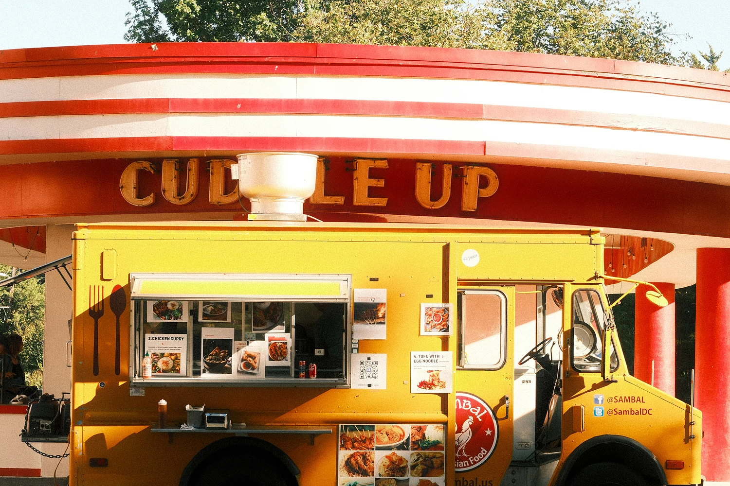 Food truck coloré aménagé pour un concept de street food