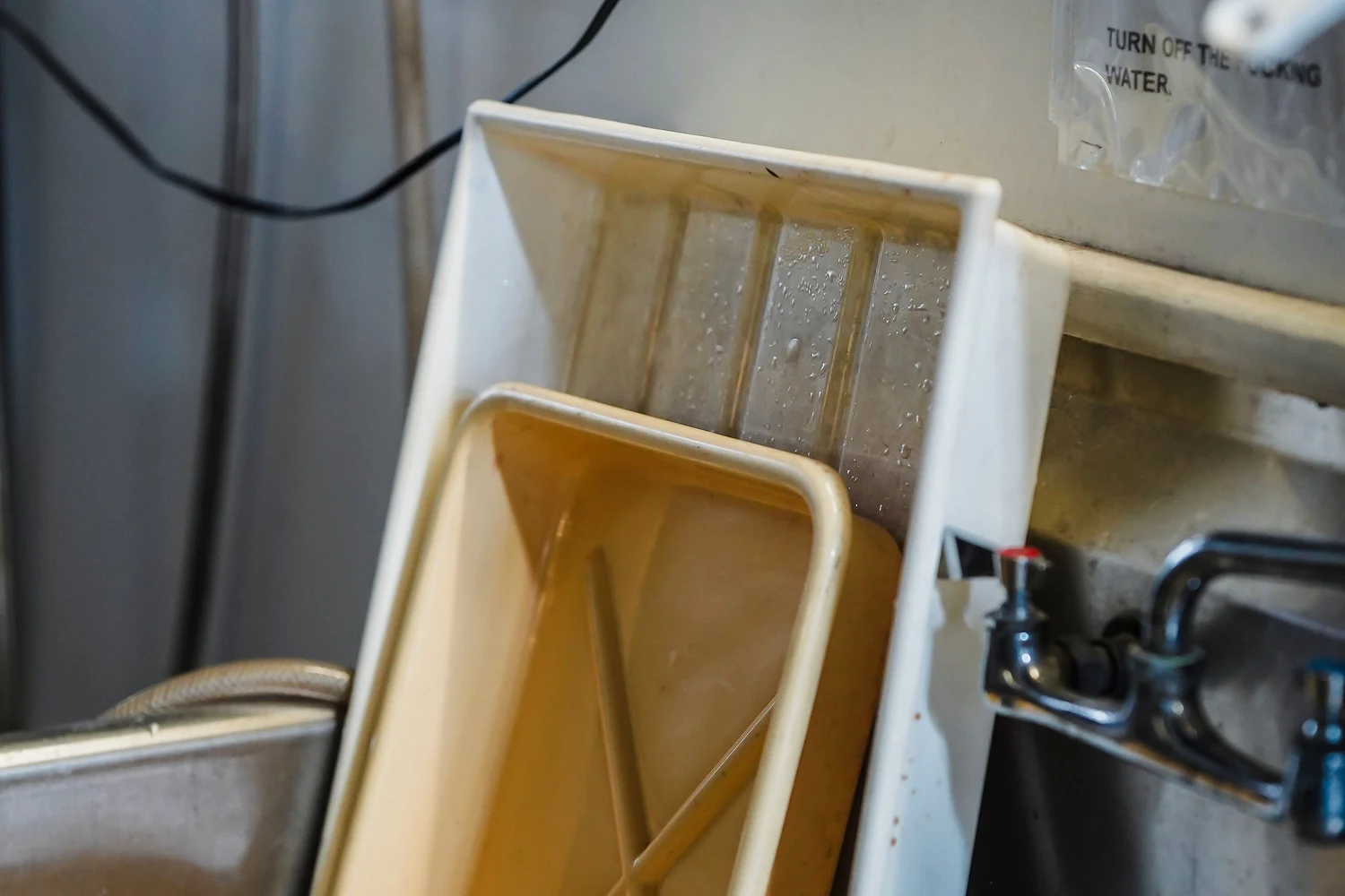 Zone de lavage professionnelle en arrière-boutique