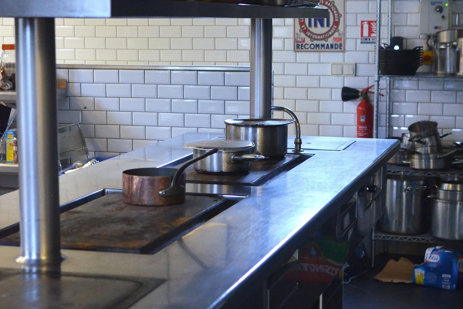 Mobilier inox et zone de stockage professionnelle
