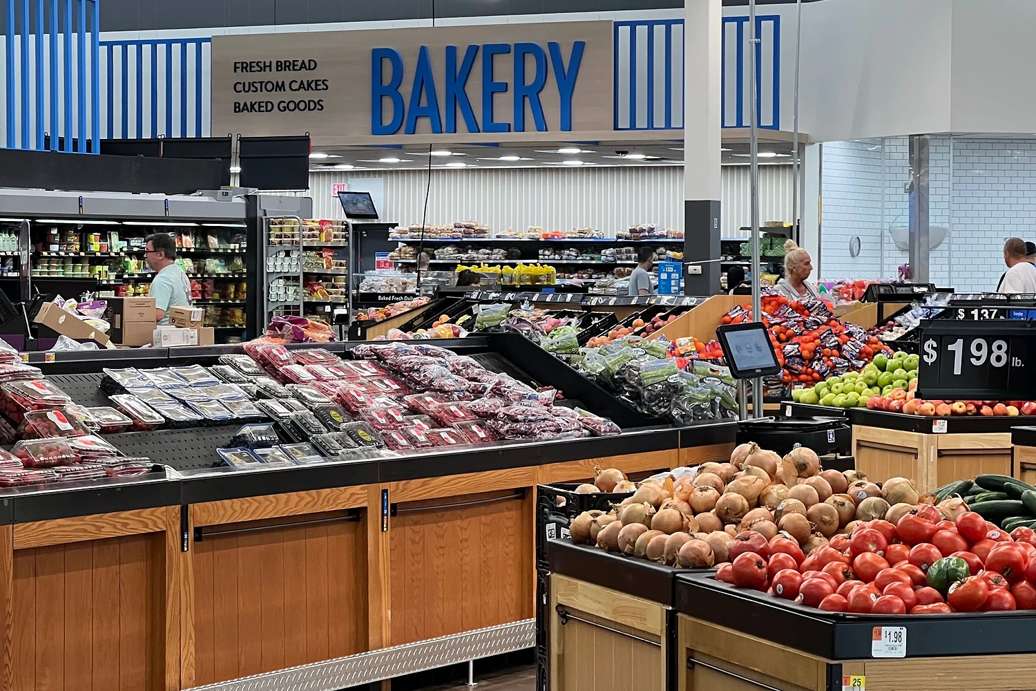 Rayon frais et espace fruits et légumes d’une grande surface alimentaire