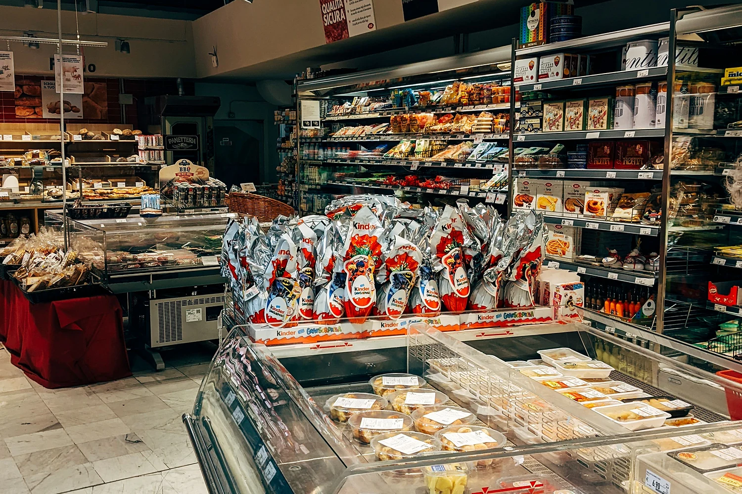 Rayon frais et vitrines réfrigérées dans un commerce alimentaire